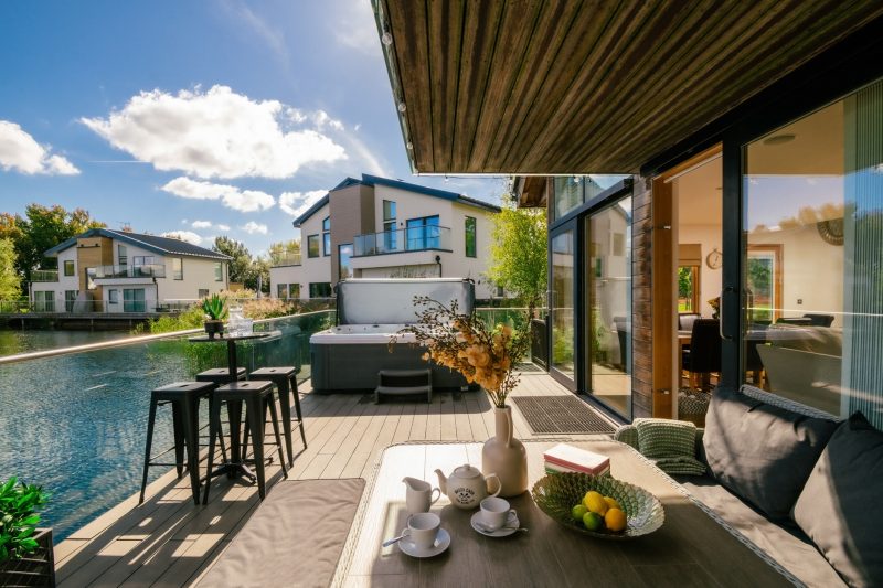 Grebe Lodge - Relaxing outdoor space to spend time with family when on holiday in The Cotswolds