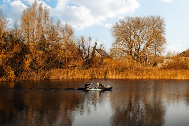 Floating pontoon with direct lake access at Cotswold lakeside lodge